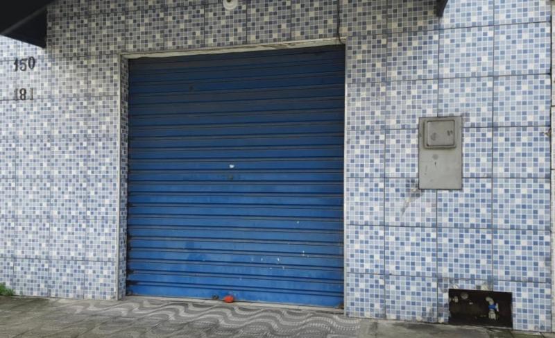 Aluga-se ponto comercial no Rio Branco, salão com banheiro e porta de aço, com laje.